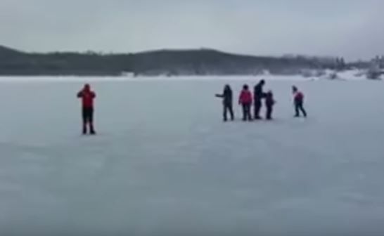 Περπατούν πάνω στην παγωμένη λίμνη Πλαστήρα – ΒΙΝΤΕΟ