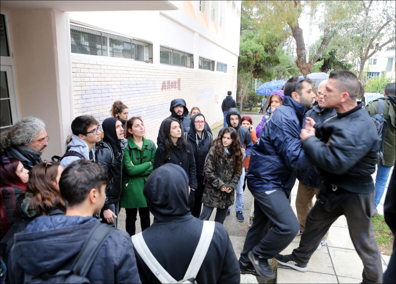 ΦΩΤΟ από την ένταση στο σχολείο στο Κερατσίνι