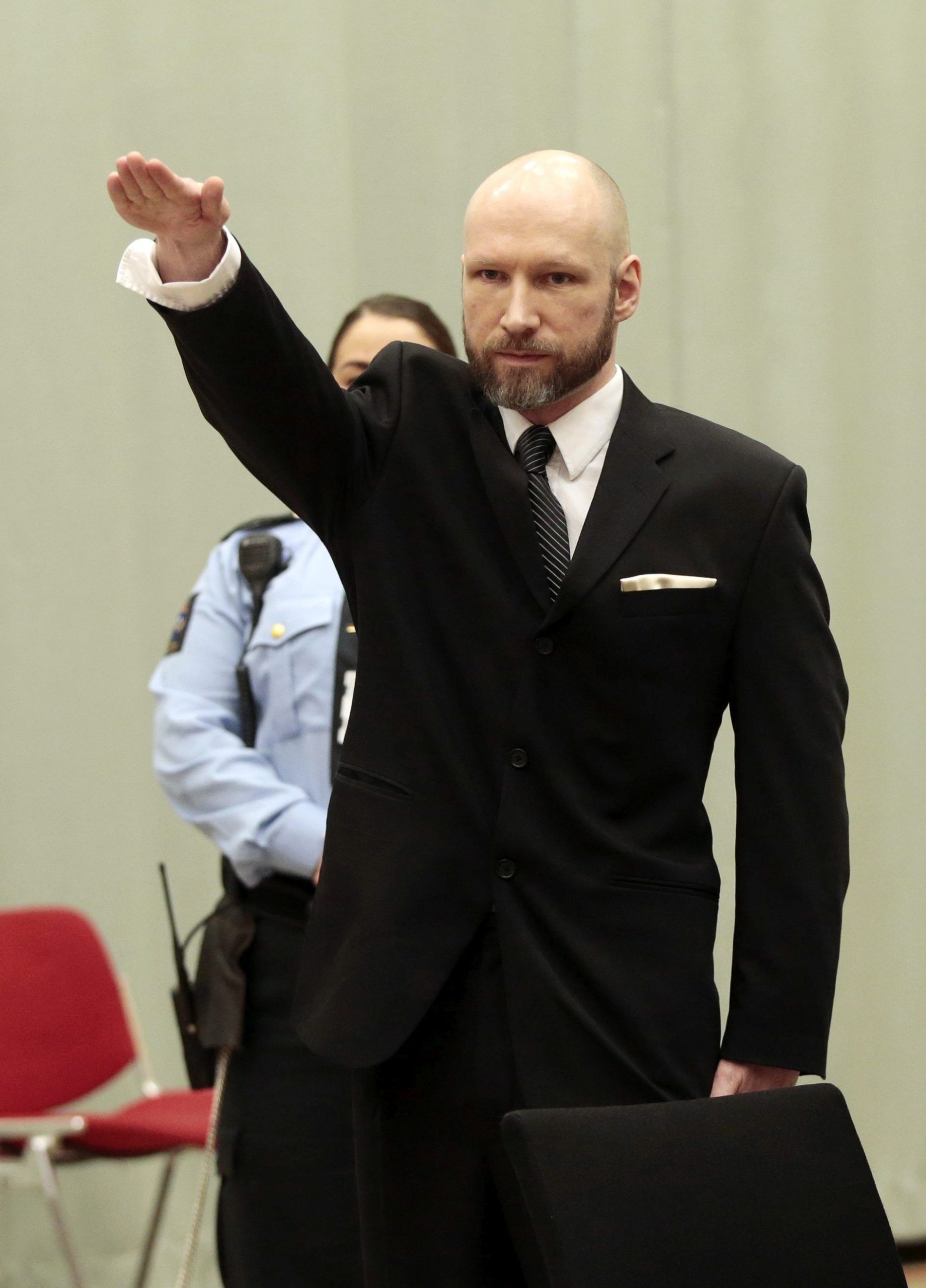 Ναζιστικός χαιρετισμός από τον μακελάρη της Νορβηγίας στο δικαστήριο – ΦΩΤΟ