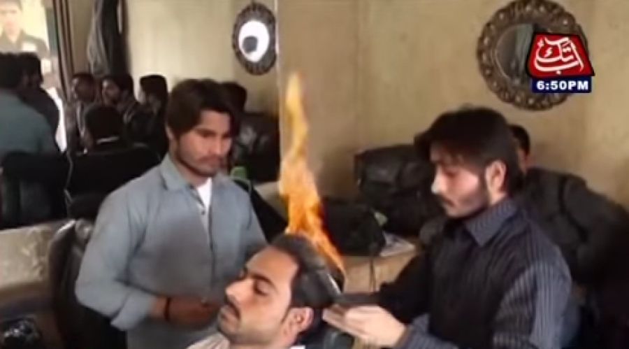 Ο Πακιστανός που κουρεύει βάζοντας φωτιά στα μαλλιά – ΒΙΝΤΕΟ
