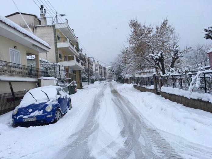 Συνεχίζεται η χιονόπτωση στη Λάρισα