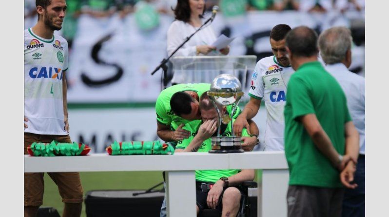 Ράγισε καρδιές ο ακρωτηριασμένος τερματοφύλακας της Σαπεκοένσε – ΦΩΤΟ