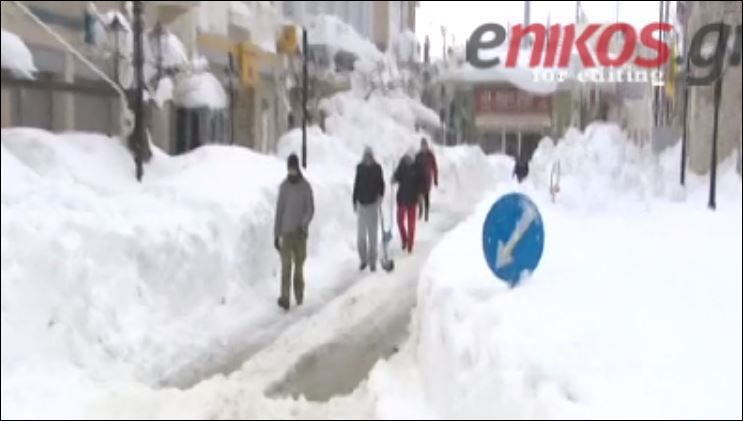 Στη δίνη του χιονιά η Κύμη – Ξεπερνά τα 2 μέτρα το χιόνι – ΒΙΝΤΕΟ