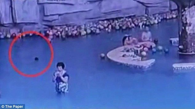 Η μάνα έπαιζε με το κινητό και το παιδί της πνιγόταν – ΒΙΝΤΕΟ