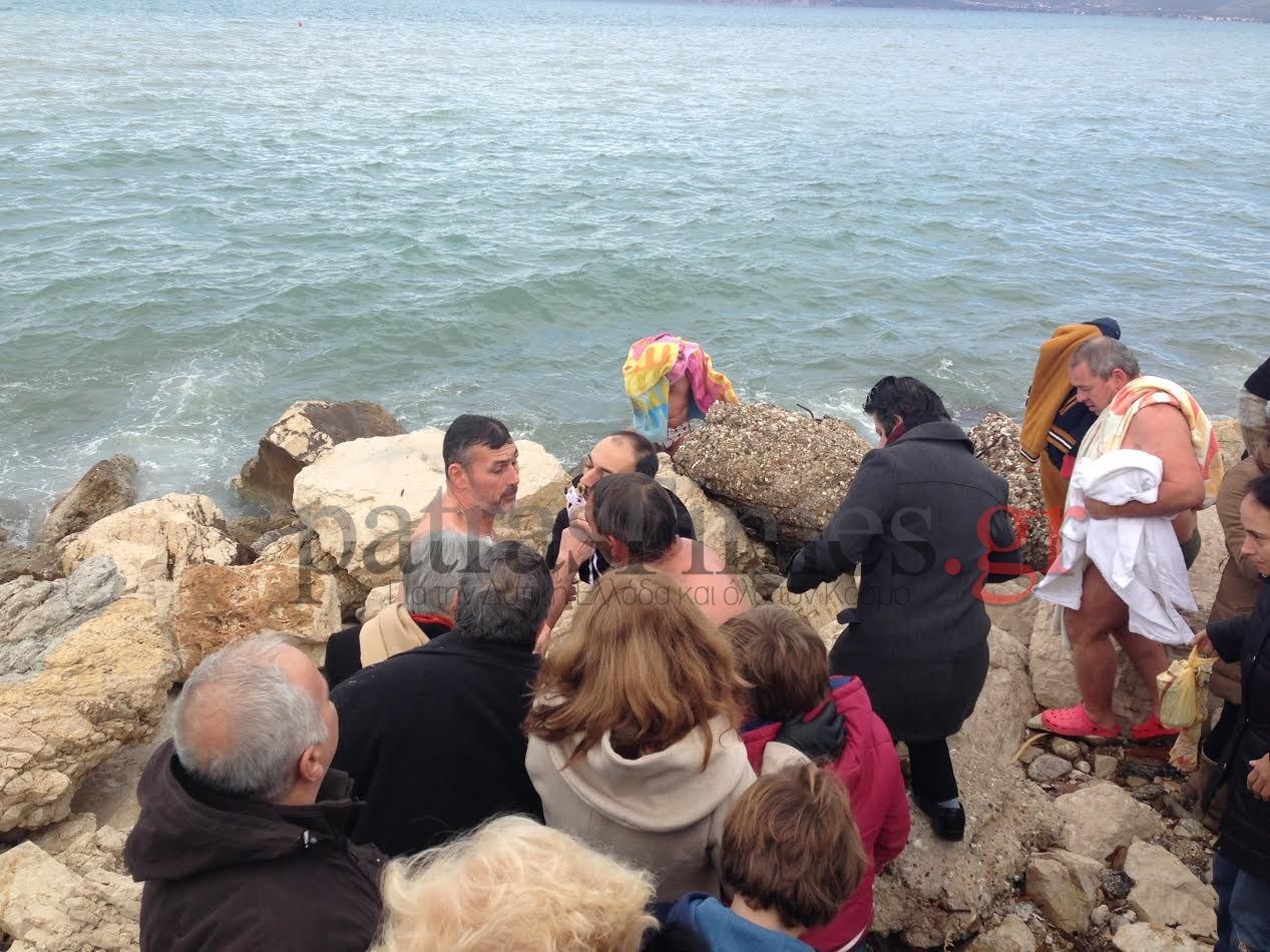 Τσακώθηκαν για τον Τίμιο Σταυρό στην Πάτρα – ΒΙΝΤΕΟ