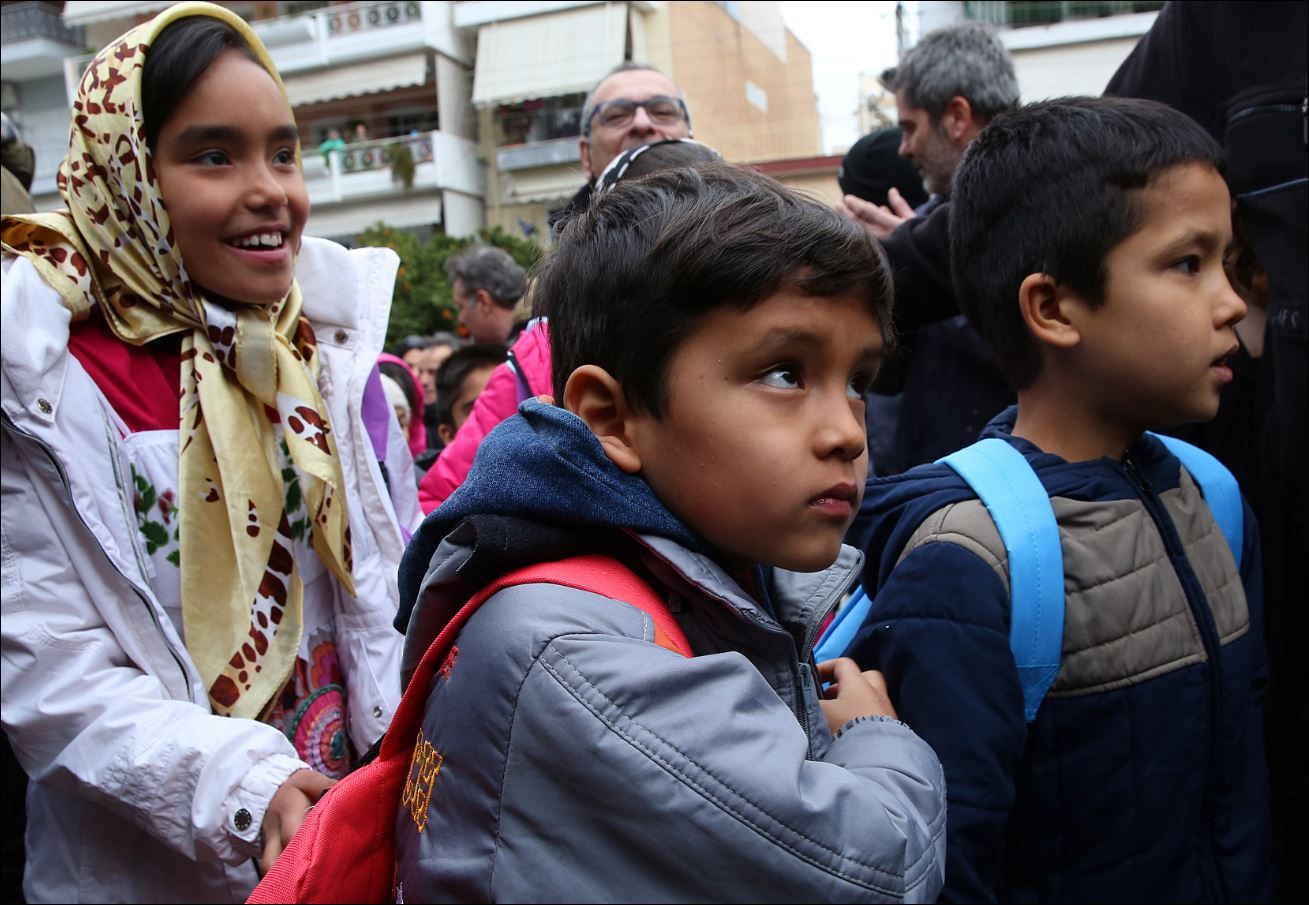 Με χειροκροτήματα υποδέχθηκαν τα παιδιά προσφύγων στο 15ο δημοτικό σχολείο της Νίκαιας – ΦΩΤΟ