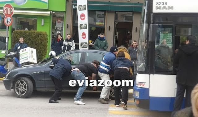 Σήκωσαν στα χέρια αυτοκίνητο για να περάσει λεωφορείο στη Χαλκίδα – ΒΙΝΤΕΟ – ΦΩΤΟ
