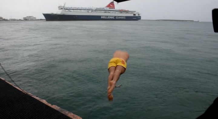 Μόνο ένας… τολμηρός βούτηξε για τον Σταυρό στη Χίο – ΒΙΝΤΕΟ