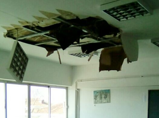 Έπεσε το ταβάνι σε σχολείο των Τρικάλων – ΦΩΤΟ