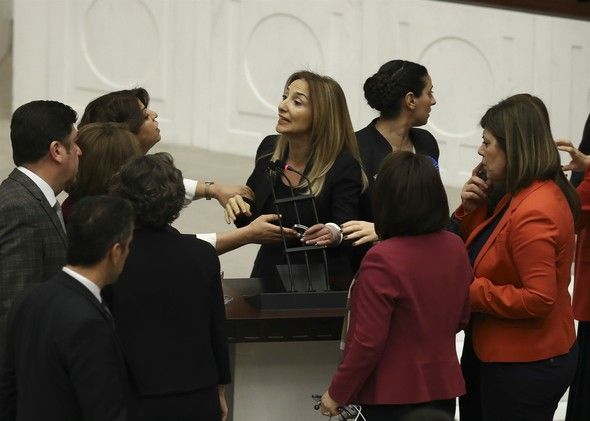 Βουλευτής στην Τουρκία δέθηκε με χειροπέδες ως ένδειξη διαμαρτυρίας – ΦΩΤΟ
