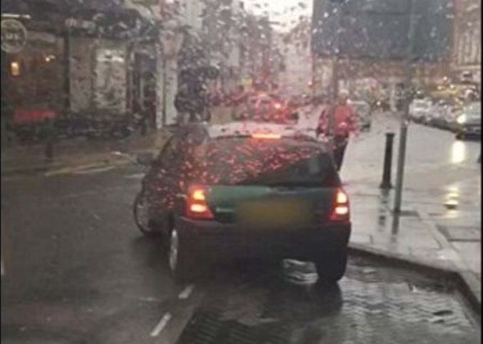 Χρειάστηκε επτά ολόκληρα λεπτά για να… παρκάρει – ΒΙΝΤΕΟ