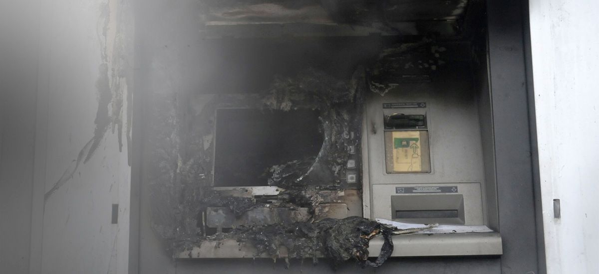 Έβαλαν φωτιά σε δύο ΑΤΜ στα Χανιά