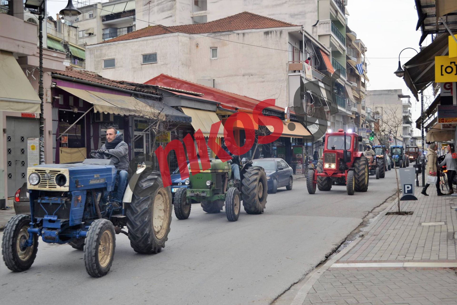 Στον κόμβο της Μελούνας με τα τρακτέρ τους οι αγρότες του Τυρνάβου – ΦΩΤΟ