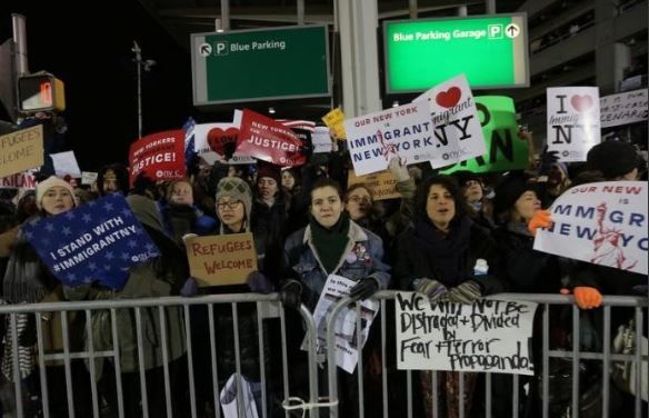 Το πρώτο “στοπ” από τη Δικαιοσύνη στο διάταγμα Τραμπ για τους μουσουλμάνους – ΤΩΡΑ