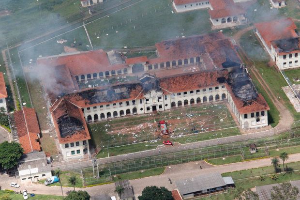 Βραζιλία: Ανθρωποκυνηγητό για 62 κρατούμενους που απέδρασαν