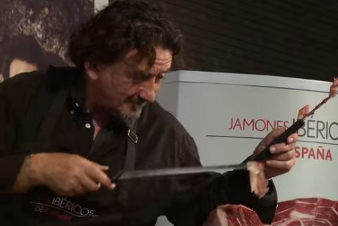 Ισπανία: Πληρώνεται 4.000 ευρώ για να… κόβει χαμόν – ΒΙΝΤΕΟ