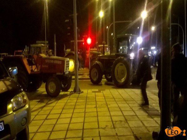 Αγρότες έκλεισαν επ’αόριστον τη διασταύρωση στα πράσινα φανάρια πριν το αεροδρόμιο “Μακεδονία”