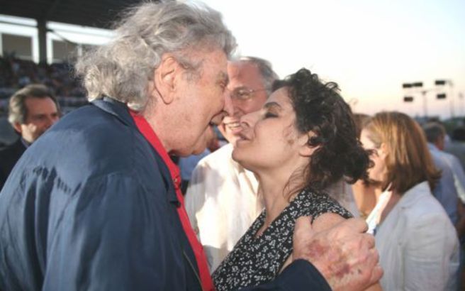 Η φωτογραφία από τα παλιά που ανέβασε η κόρη του Μίκη Θεοδωράκη