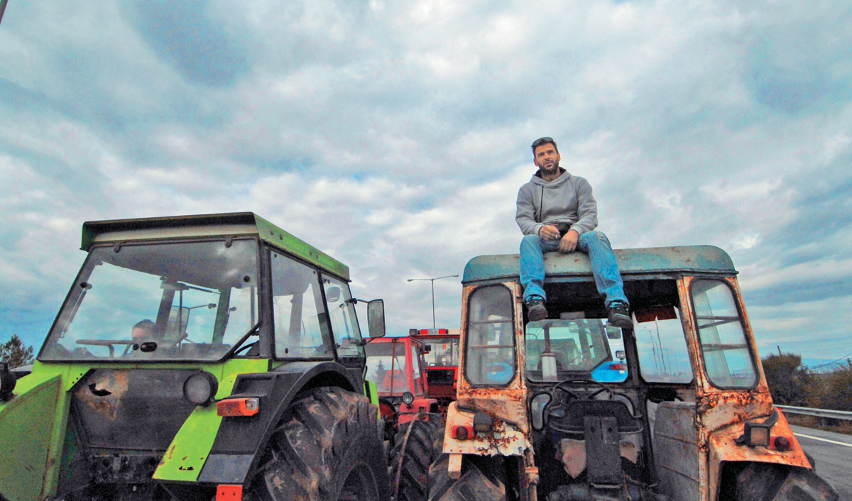 Κλιμακώνουν τις κινητοποιήσεις οι αγρότες – Μπλόκα στο τελωνείο των Ευζώνων και στα Μάλγαρα