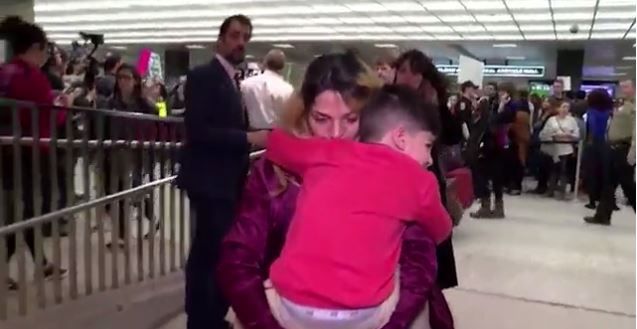 Πεντάχρονος, θύμα της απόφασης Τραμπ, πέφτει στην αγκαλιά της μητέρας του – ΒΙΝΤΕΟ
