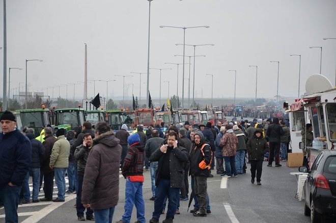 Κλειστή επ’ αόριστον η εθνική οδός Αθηνών-Θεσσαλονίκης στο ρεύμα προς Αθήνα