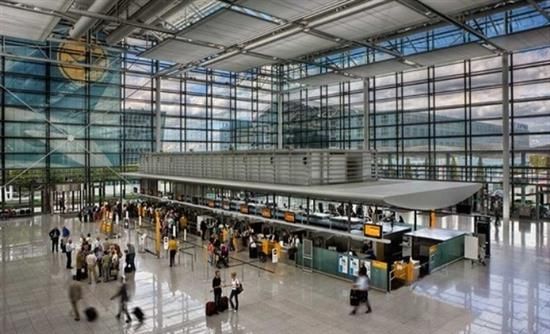 Πρωτοφανές περιστατικό σε γερμανικό αεροδρόμιο: Γυναίκα κλήθηκε να αποδείξει ότι… θηλάζει