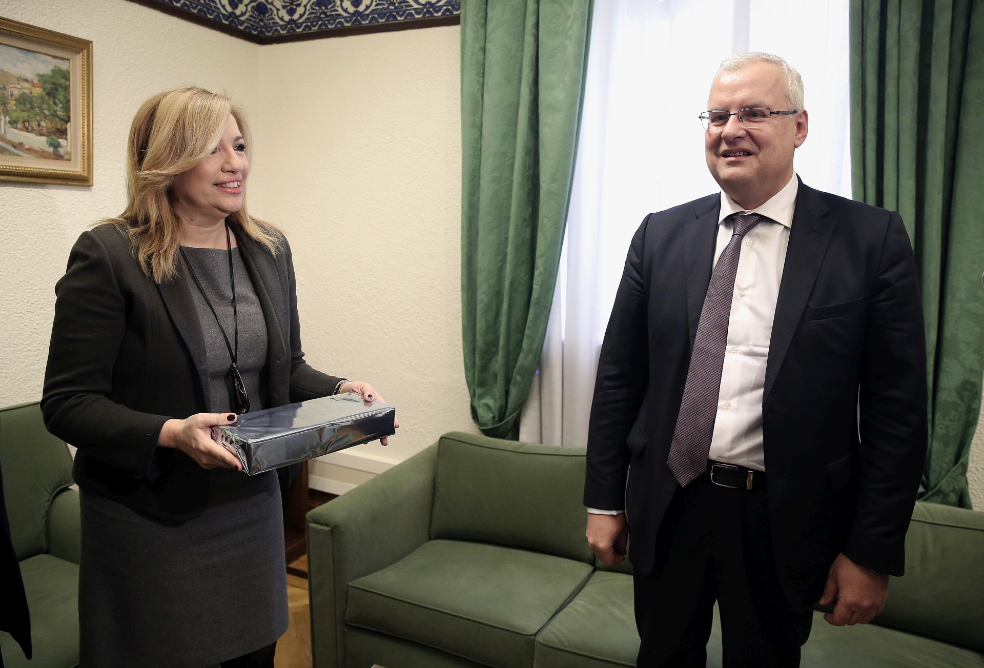 Το δώρο του Ιλχάν Αχμέτ στην Γεννηματά – ΒΙΝΤΕΟ