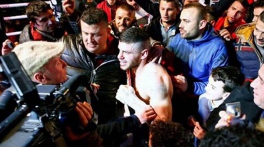 Πανηγύρισε τον παγκόσμιο τίτλο του με την ελληνική και την αλβανική σημαία – ΦΩΤΟ