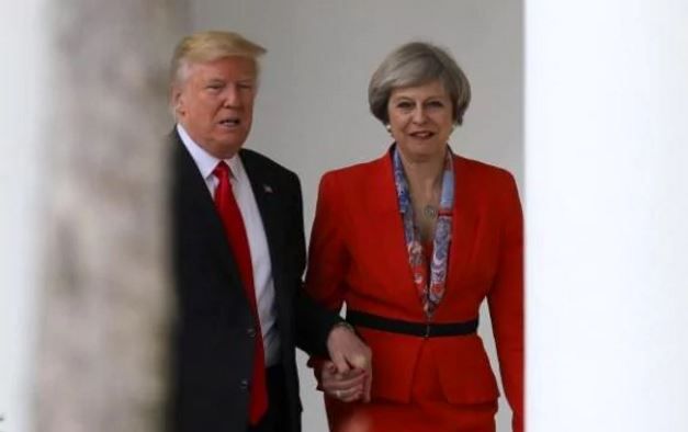 Τραμπ και Μέι περπατούν πιασμένοι χέρι – χέρι – ΒΙΝΤΕΟ