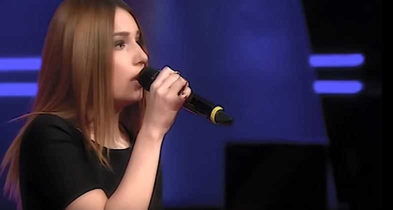 Διαγωνιζόμενη στο τουρκικό “The Voice” τραγούδησε το “Όλα σε θυμίζουν” – ΒΙΝΤΕΟ