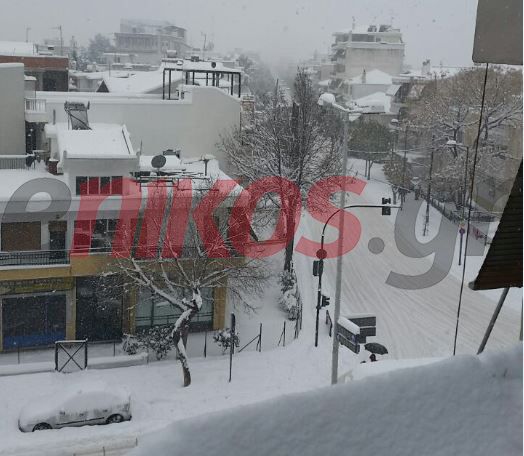Σφοδρή χιονόπτωση στη Λάρισα – Διακόπηκαν δρομολόγια του ΚΤΕΛ – ΦΩΤΟ