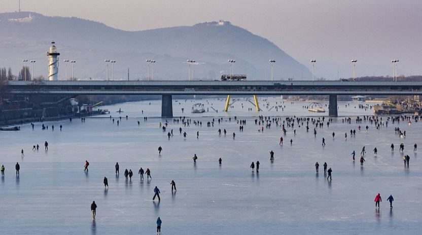 Σε παγοδρόμιο μετατράπηκε ο Δούναβης – ΦΩΤΟ