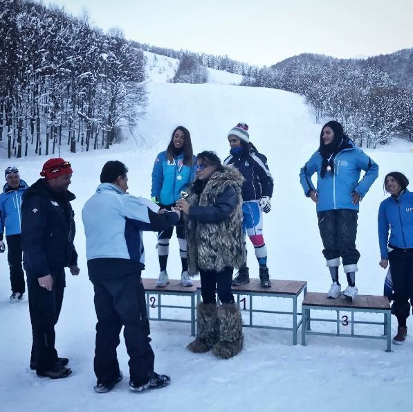 Με εκκεντρικό look βράβευσε σκιέρ στο Βέρμιο ο Ηλίας Ψινάκης – ΦΩΤΟ