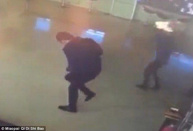 Έβαλε φωτιά στη γυναίκα του, επειδή του ζήτησε να χωρίσουν – ΒΙΝΤΕΟ