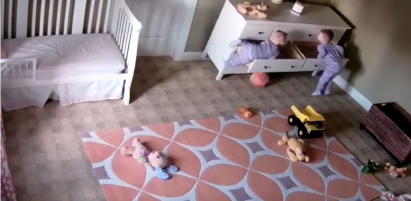 Δίχρονο αγοράκι έσωσε τον δίδυμο αδελφό του που καταπλακώθηκε από έπιπλο – ΒΙΝΤΕΟ