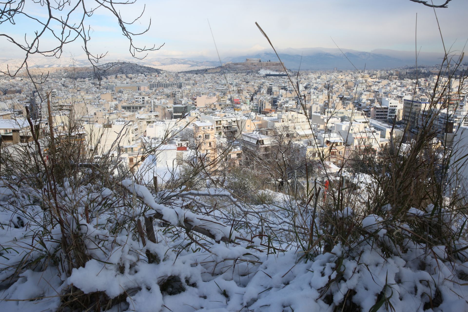 Εντυπωσιακές ΦΩΤΟ από την χιονισμένη Αθήνα