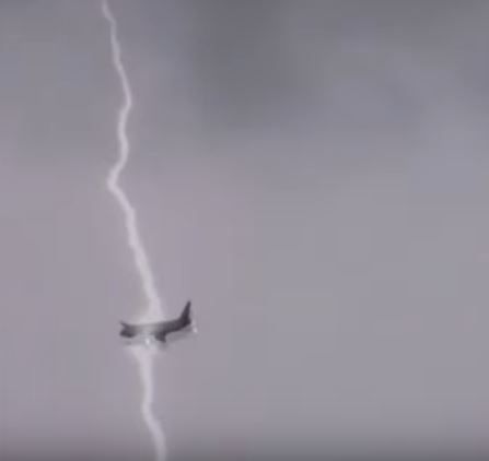 Ρωσία – Κεραυνός χτύπησε αεροσκάφος στον αέρα – ΒΙΝΤΕΟ