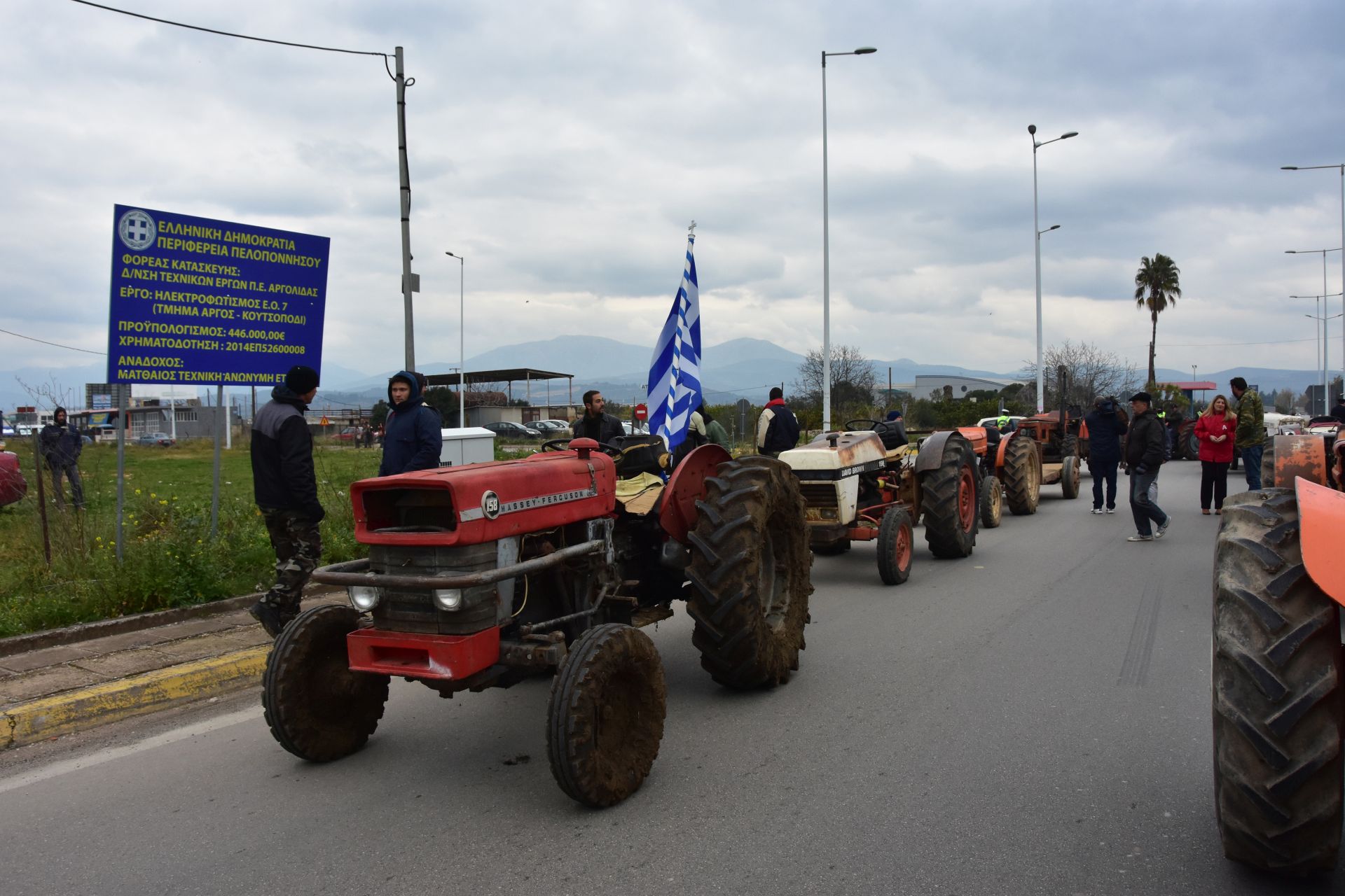 Οι αγρότες έστησαν μπλόκο έξω από το Άργος – ΒΙΝΤΕΟ – ΦΩΤΟ