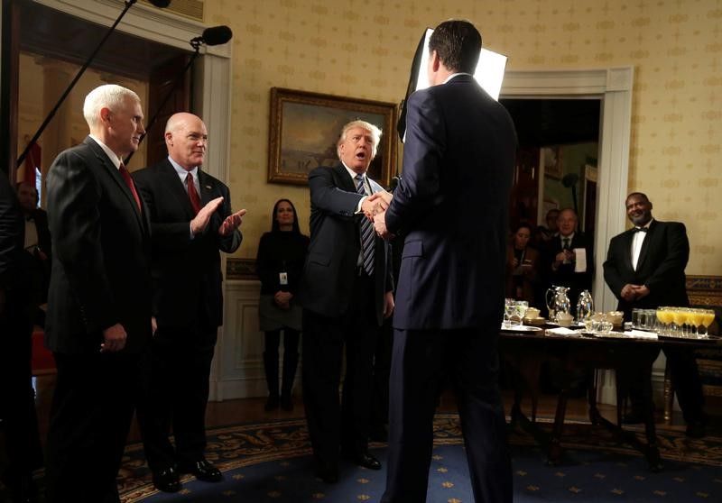 ΗΠΑ: Μια αγκαλιά από τον Τραμπ στον διευθυντή του FBI που “έκαψε” τη Χίλαρυ – BINTEO