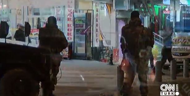 Αστυνομική έφοδος σε σπίτι στην Κωνσταντινούπολη – Αναζητείται ακόμα ο δράστης της επίθεσης