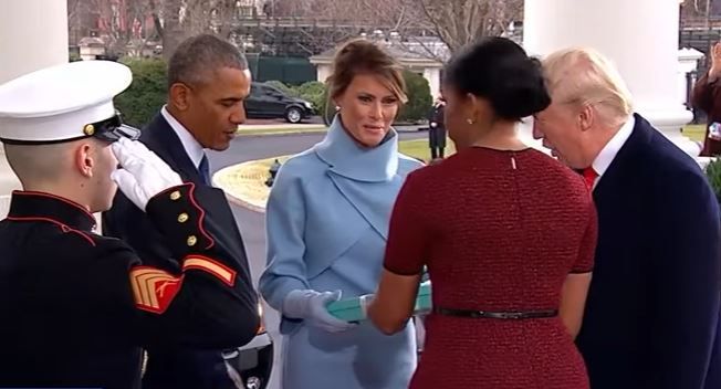 Το δώρο της Μελάνια Τραμπ που προκάλεσε αμηχανία στη Μισέλ Ομπάμα – ΒΙΝΤΕΟ