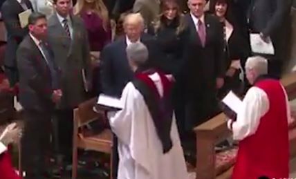 Σάλος με τη χειραψία Τραμπ-Αφροαμερικανού ιερέα που δεν έγινε…ποτέ – ΒΙΝΤΕΟ