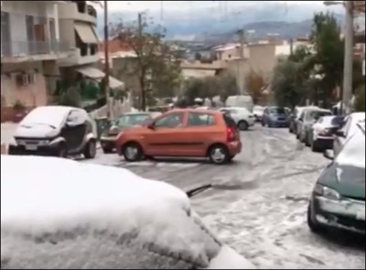 Αυτοκίνητο έκανε… τσουλήθρα στο οδόστρωμα – Χτύπησε σε παρκαρισμένα – ΒΙΝΤΕΟ