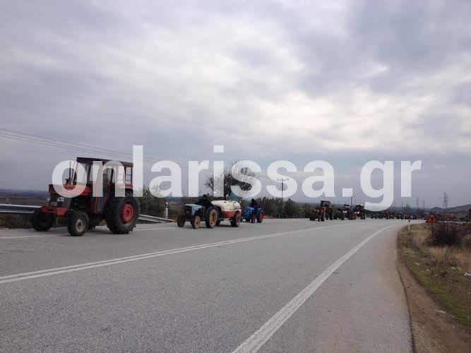 Οι αγρότες έστησαν μπλόκο στην Εθνική οδό Λάρισας – Κοζάνης – ΦΩΤΟ – ΒΙΝΤΕΟ