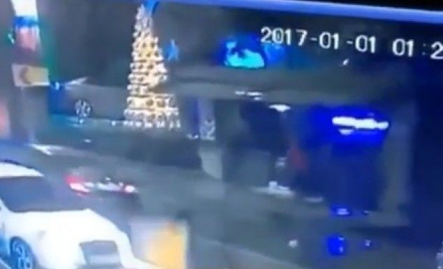 BΙΝΤΕΟ-ντοκουμέντο: Οι πρώτοι πυροβολισμοί του μακελάρη έξω από το κλαμπ