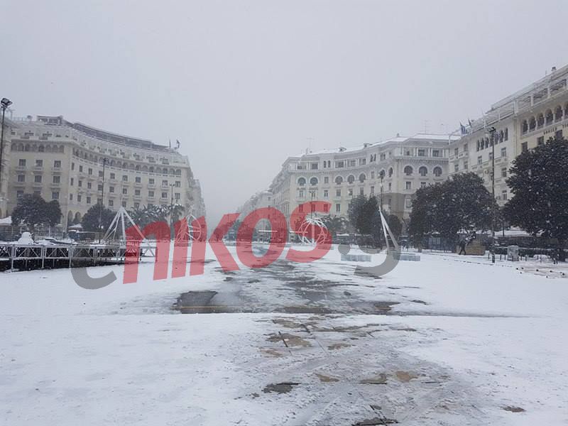 «Έρημη» πόλη η Θεσσαλονίκη λόγω του χιονιά – Εντυπωσιακές ΦΩΤΟ