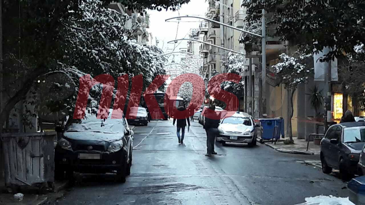 Οι πρώτες εικόνες έξω από το σημείο της επίθεσης στα γραφεία του ΠΑΣΟΚ – ΦΩΤΟ