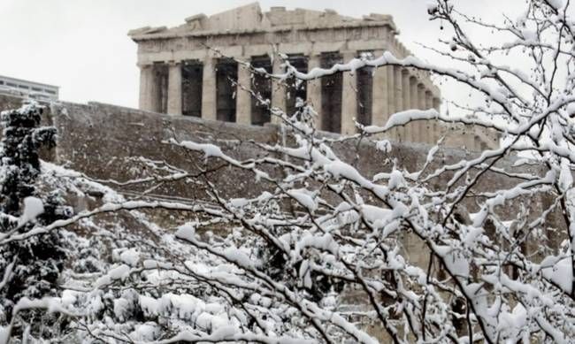 Σε λευκό κλοιό η Αττική- Χιόνια στο κέντρο της Αθήνας – Ποιοι δρόμοι είναι κλειστοί