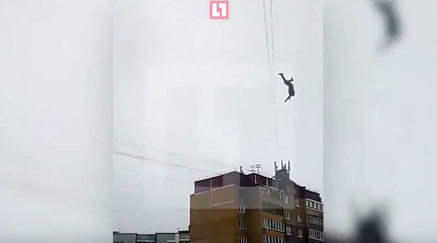 Σοκαριστικές εικόνες – 20χρονος στη Ρωσία πέφτει από ύψος 30 μέτρων – ΒΙΝΤΕΟ