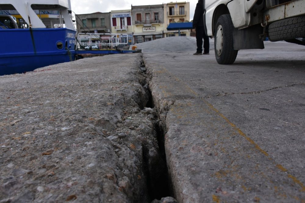 “Βυθίζεται” το λιμάνι της Χίου – ΦΩΤΟ – ΒΙΝΤΕΟ